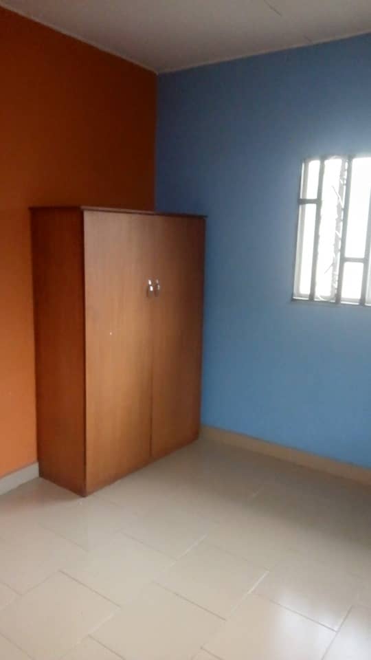 Room & Palour Self Contain To-Let @ Ugbowo For N150k